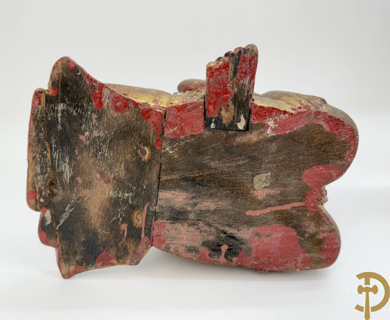 Tien houtgesculpteerde boedhistische figuren waarvan enkele verguld