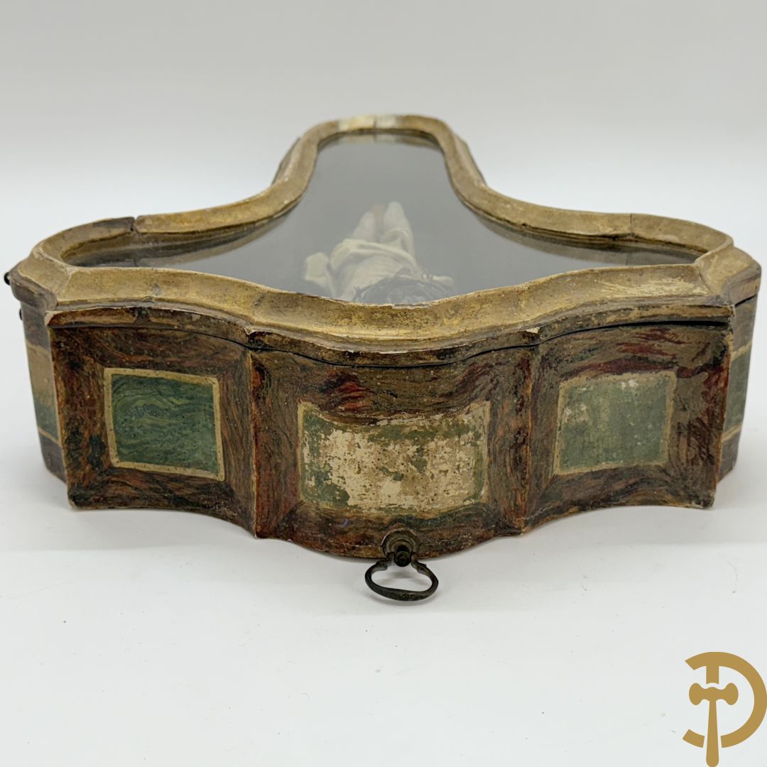 Houtgesculpteerde en gepolychromeerde Christus aan het kruis in openklapbaar gespolychromeerd kastje