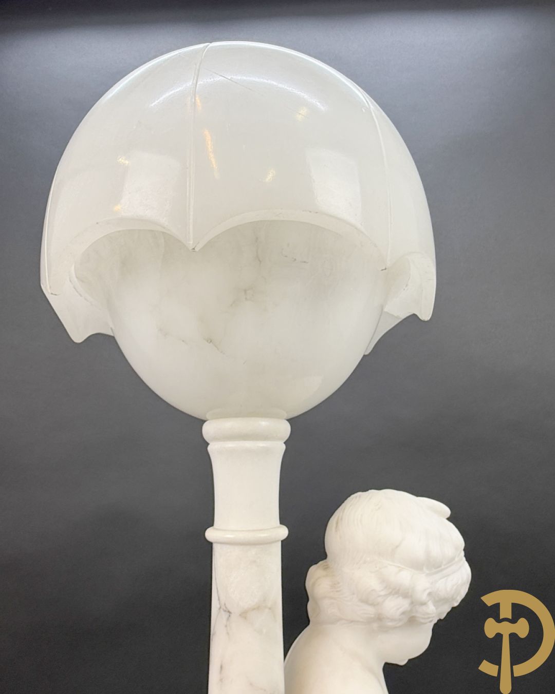 Albast beeld van jongen met boek en lamp