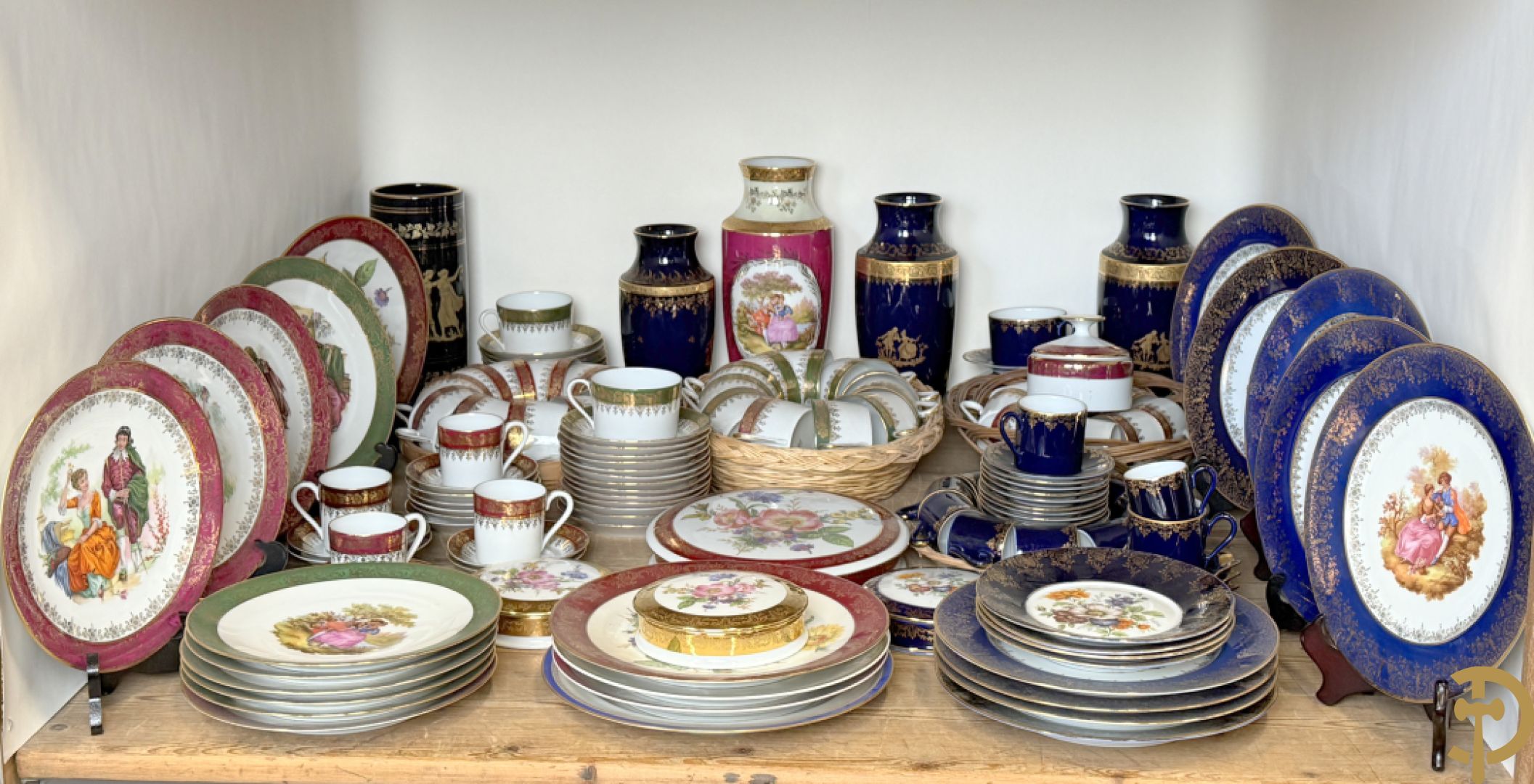 Porseleinen Limoges koffiekopjes en schoteltjes met vergulde accanthusranken + porseleinen Limoges borden met romantische geanimeerde taferelen + roze en blauwe Limoges vazen met romantische taferelen