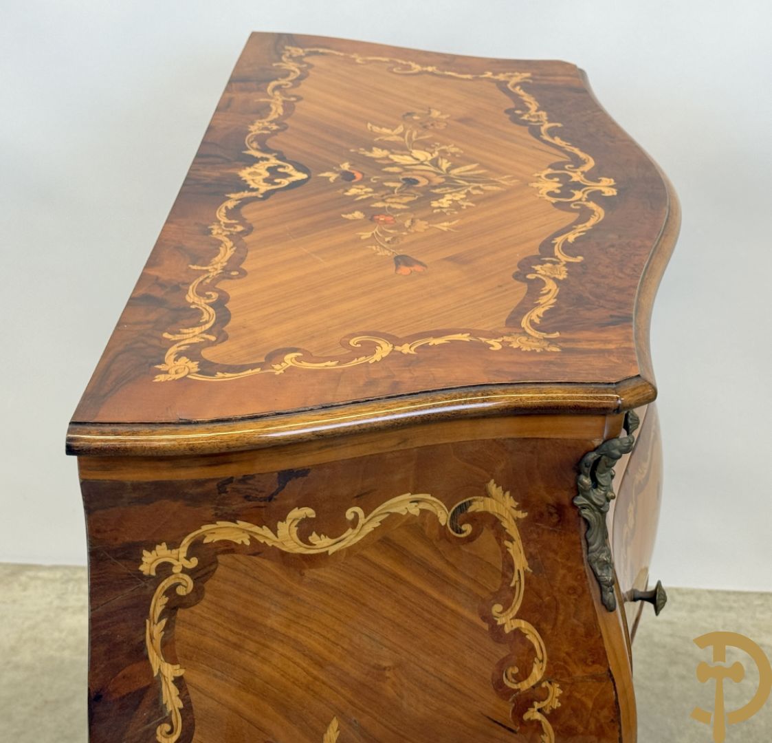 Gegalbeerde notelaren drieladencommode met bloemenmarquetterie