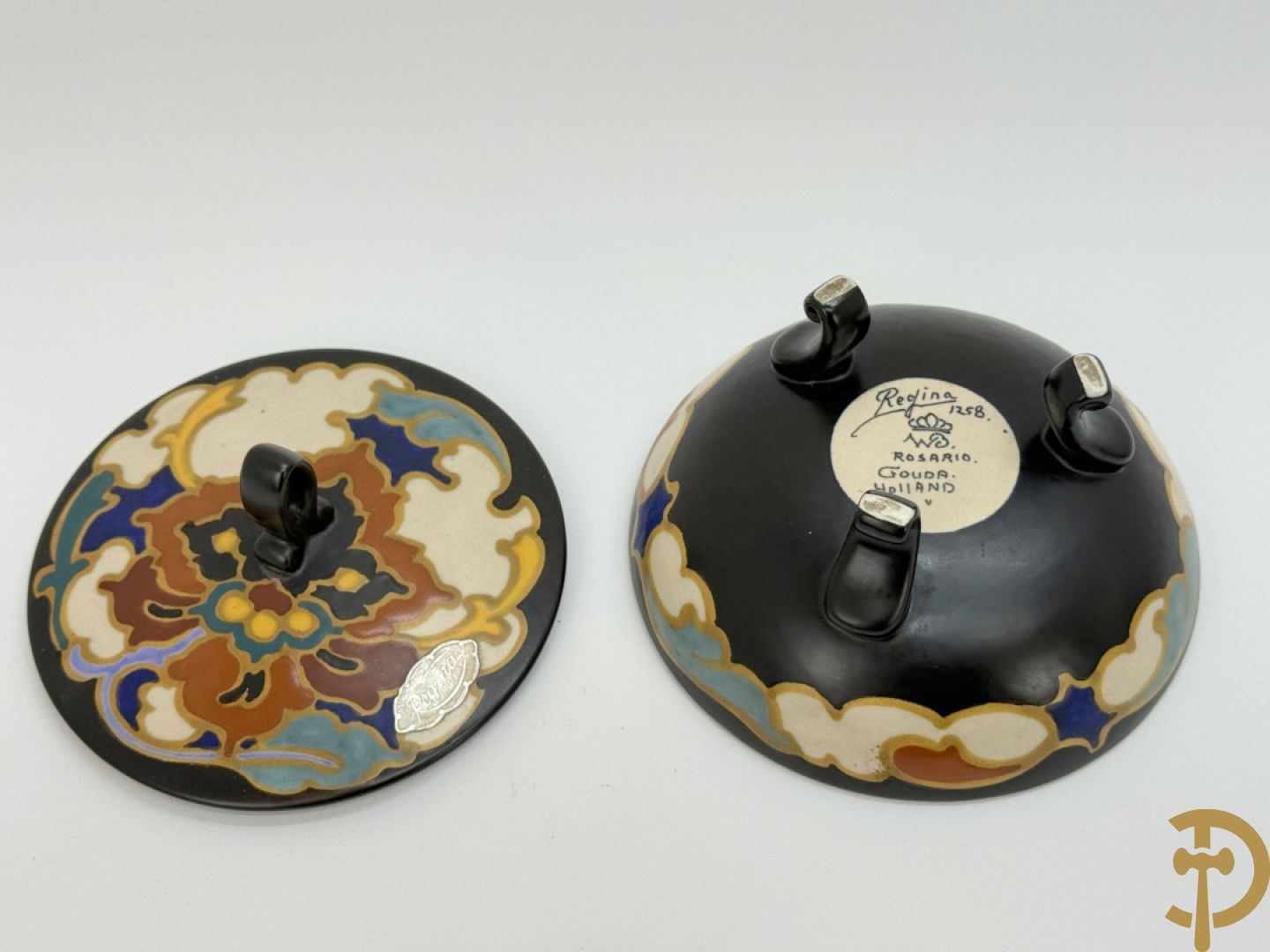 Drie borden in meerkleurige Gouda faience + kandelaar in Gouda faience + 2 vazen in Gouda + bonbonnière Gouda + vaasje Bergen