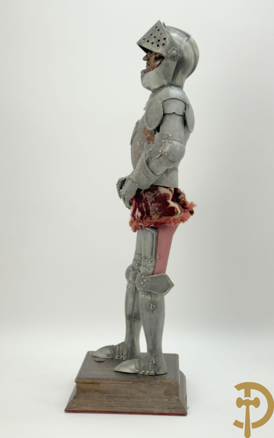 Miniatuur harnas met terra cotta hoofdje in helm op houten voet