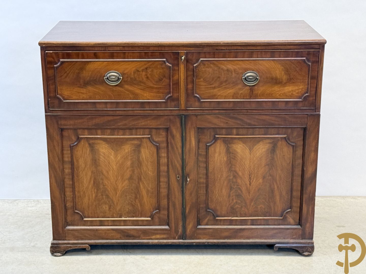 Engelse mahoniehouten tweedeursdresse met ingebouwde secretaire bovenaan