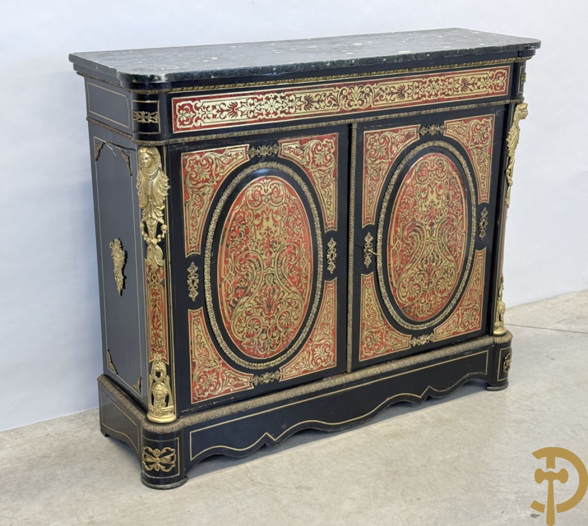 Napoleon III tweedeursdresse bezet met bronzen ornamenten van dameshoofden - paar ovale medaillons in de deuren, alles bezet met Boulle techniek - bovenaan met marmeren blad