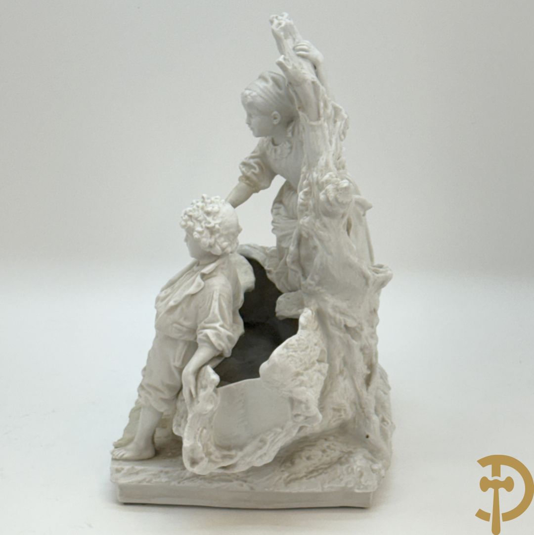 Ongetekend, witte biscuit van jongen en meisje bij boomstronk