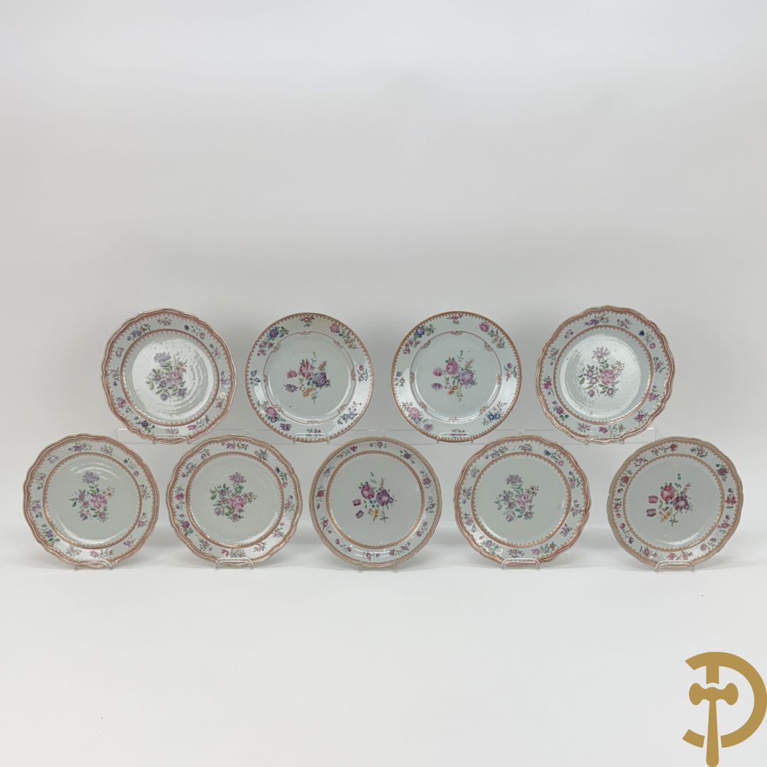 Negen Famille rose bordjes w.o. zes plat gekartelde, 1 diep gekartelde en 2 vlakke met bloementaferelen