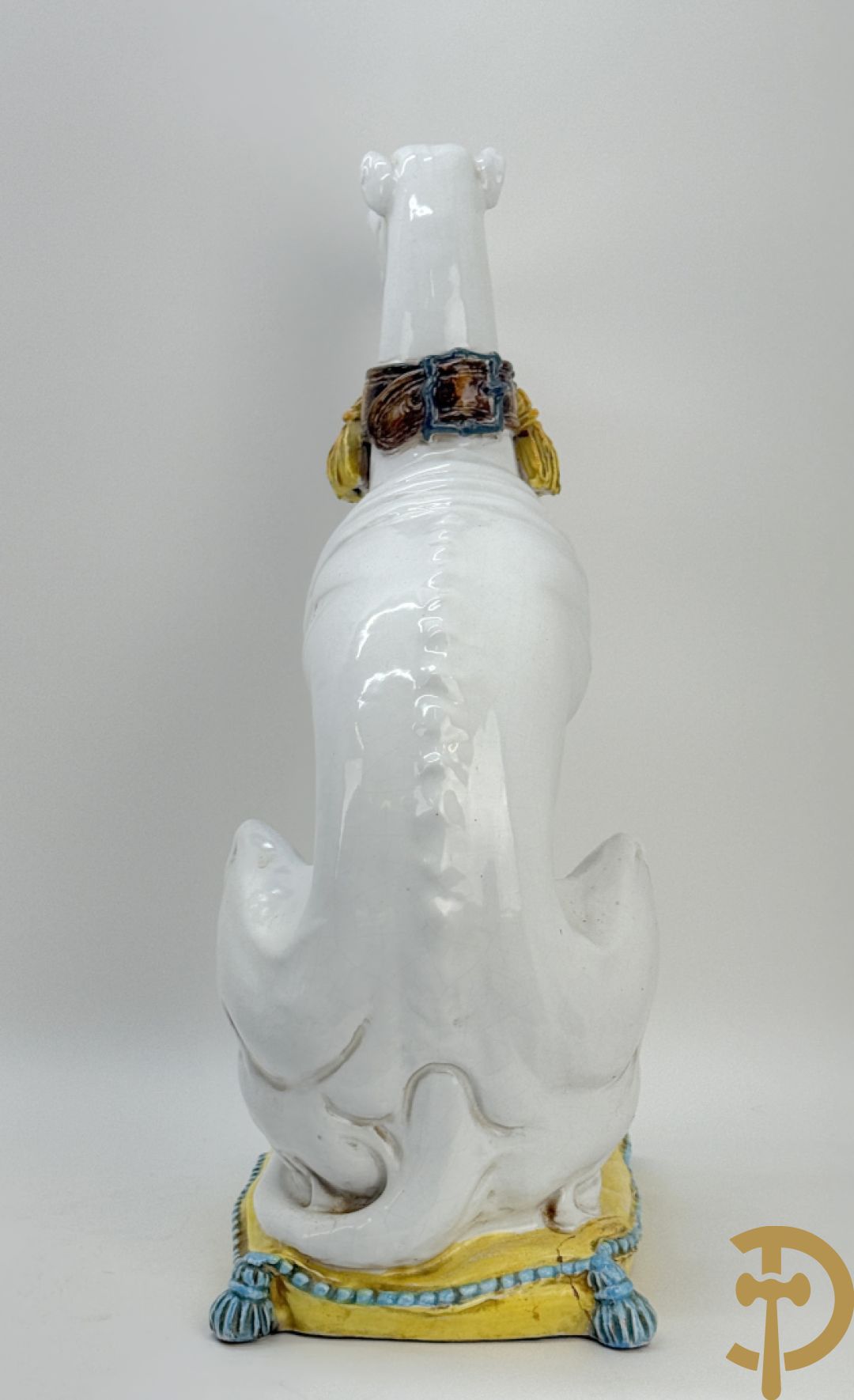 Italiaanse keramieken neergezeten witte windhond op kussen