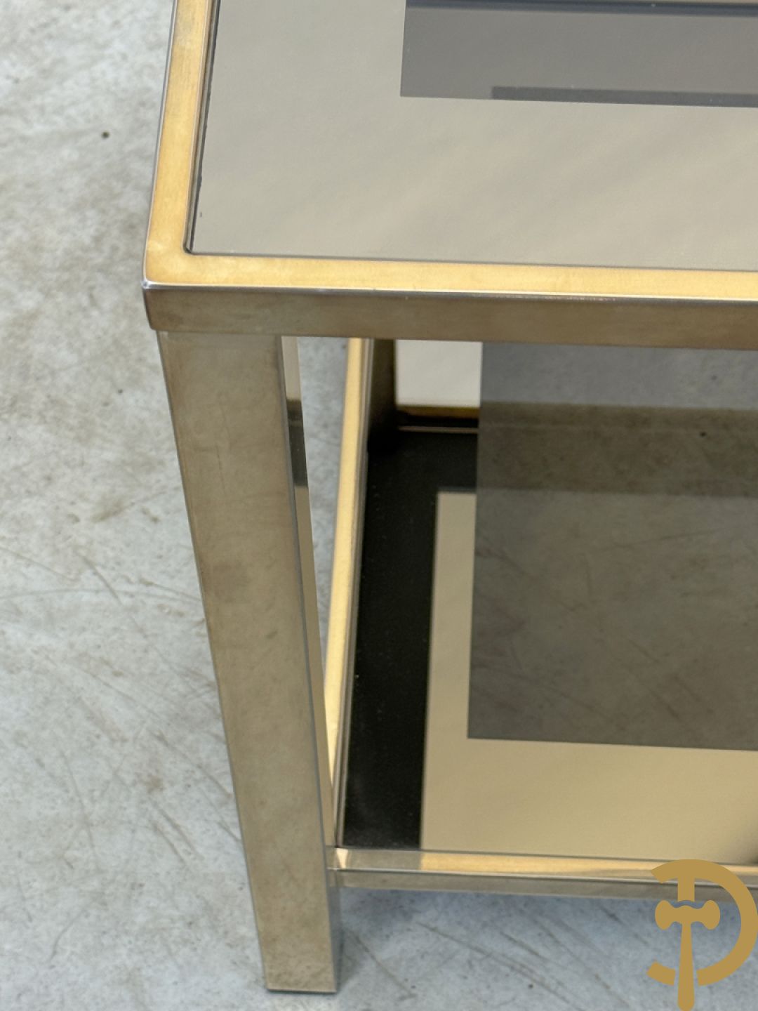 Paar koperen bout de canapé bijzettafels met afgeboord fumé/spiegelglas