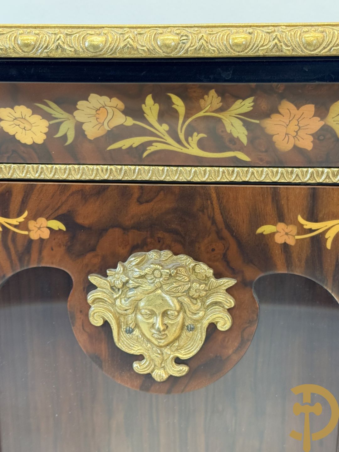 Notelaren sokkel met ingebouwde vitrine, marquetterie en bronsbelag