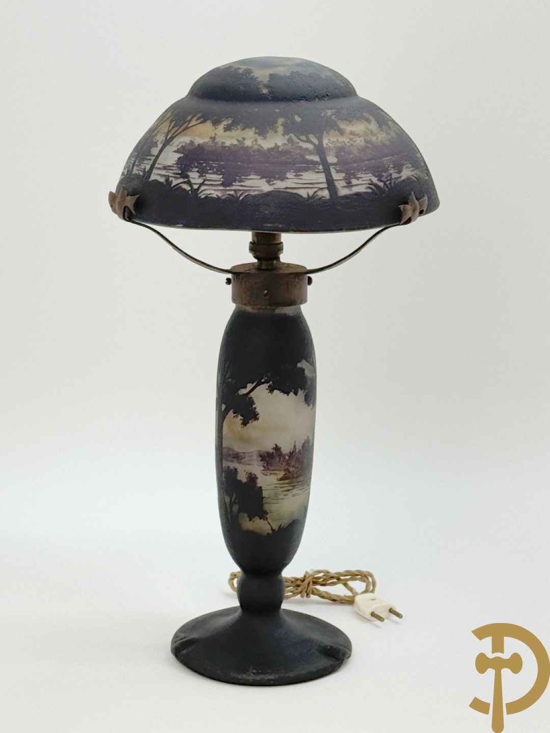 Pate de verre lampadaire Art Deco met geïriseerd lanschapsdecor, Müller Frères Luneville getekend