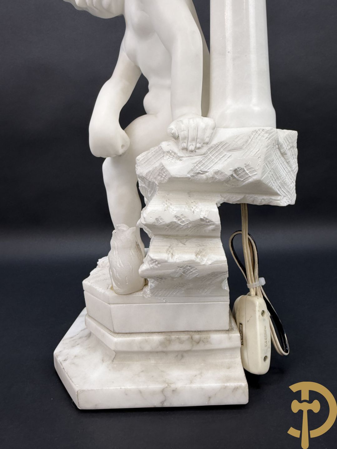 Albast beeld met meisje met poes en lamp