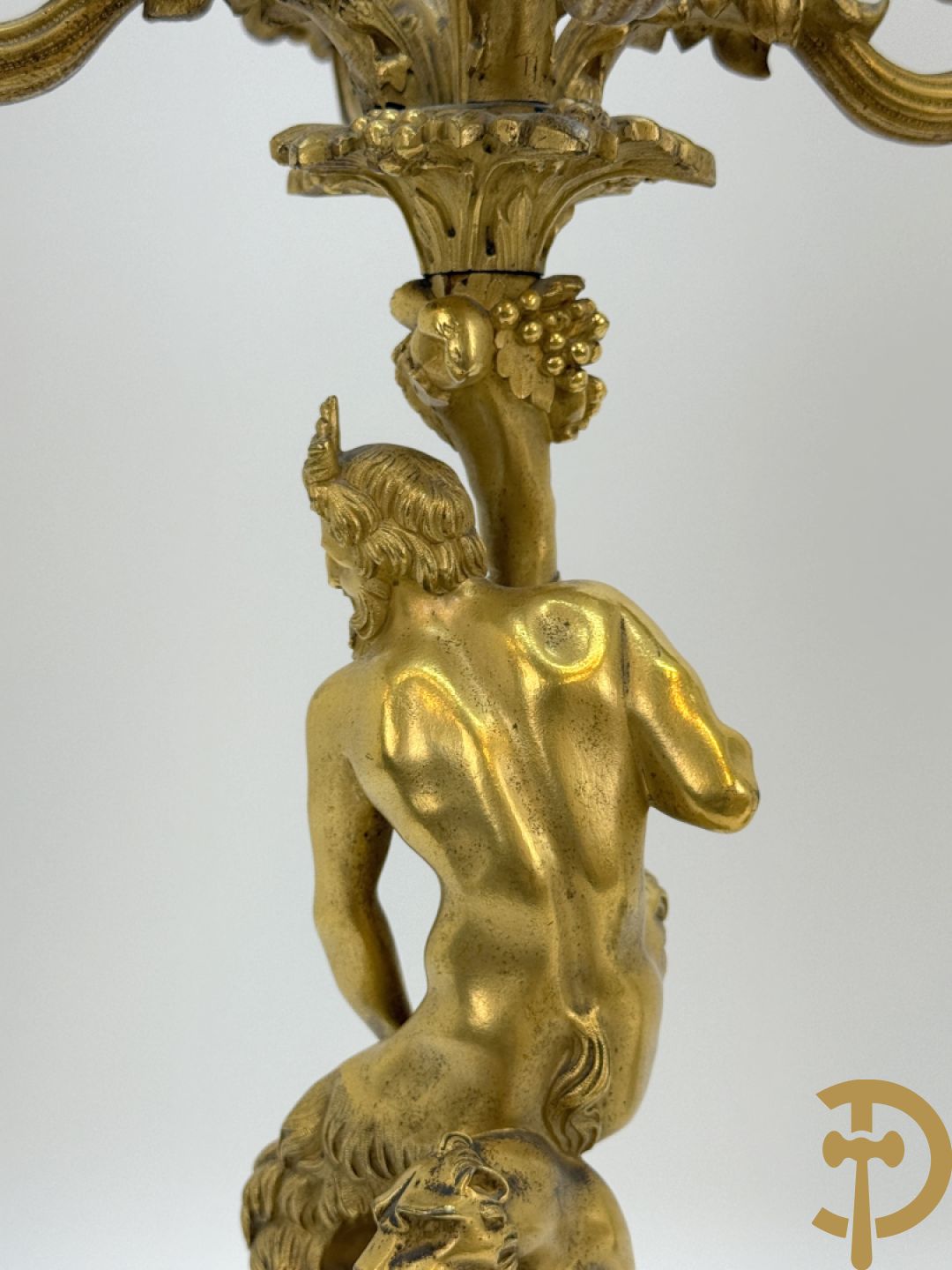 Paar bronzen kandelaars met sater en naakte dame, versierd met accanthusranken en dierenmotieven