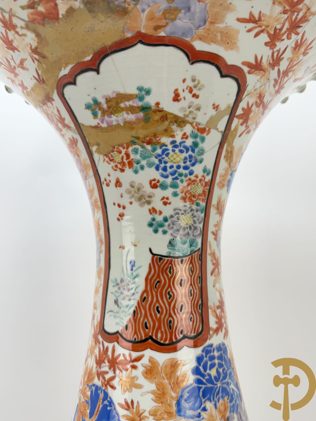 Paar Japanse porseleinen waaiervazen met bloemen en geanimeerd decor