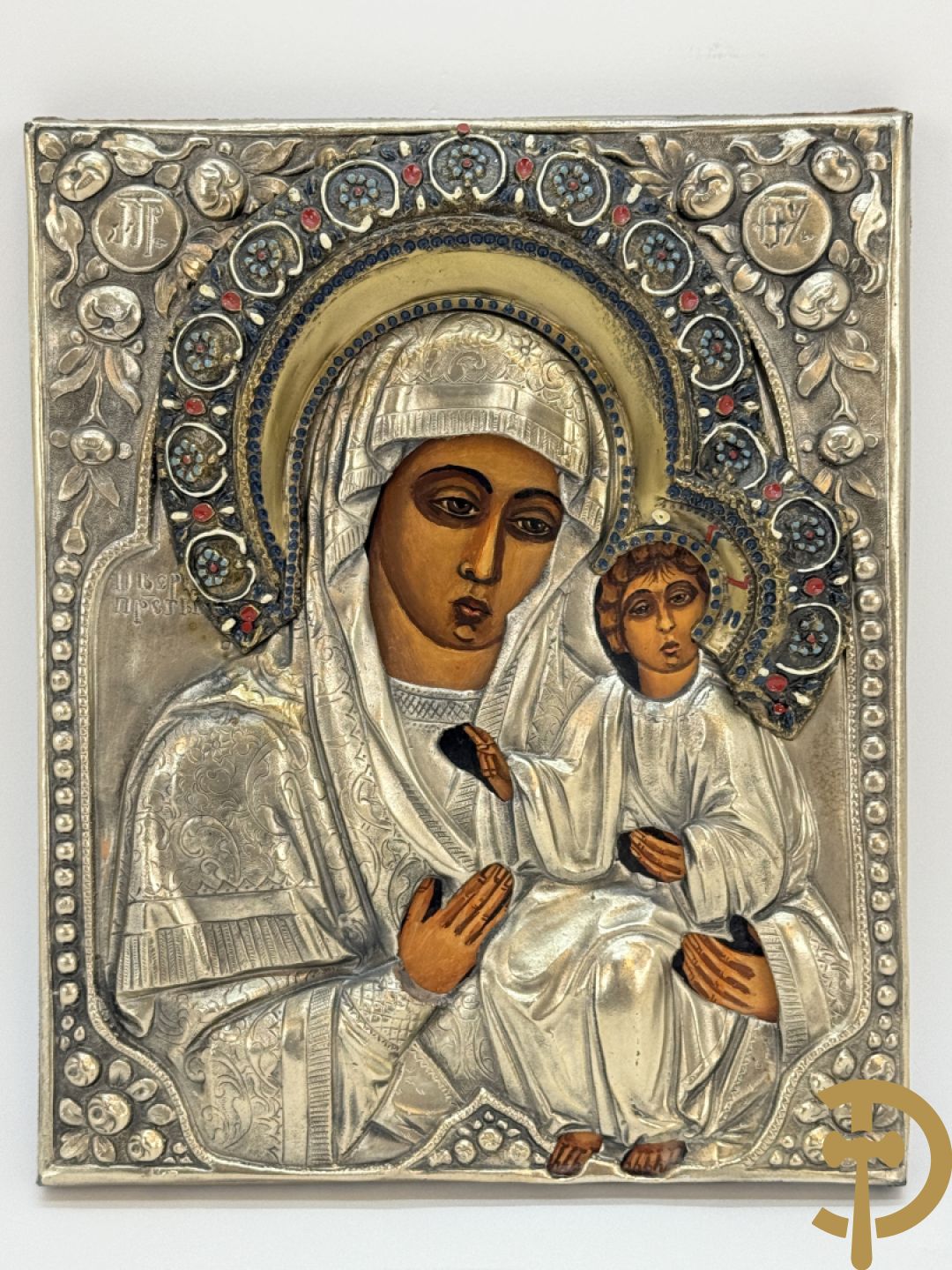 Ikoon met voorstelling van Madonna met kind met verzilverde rizza
