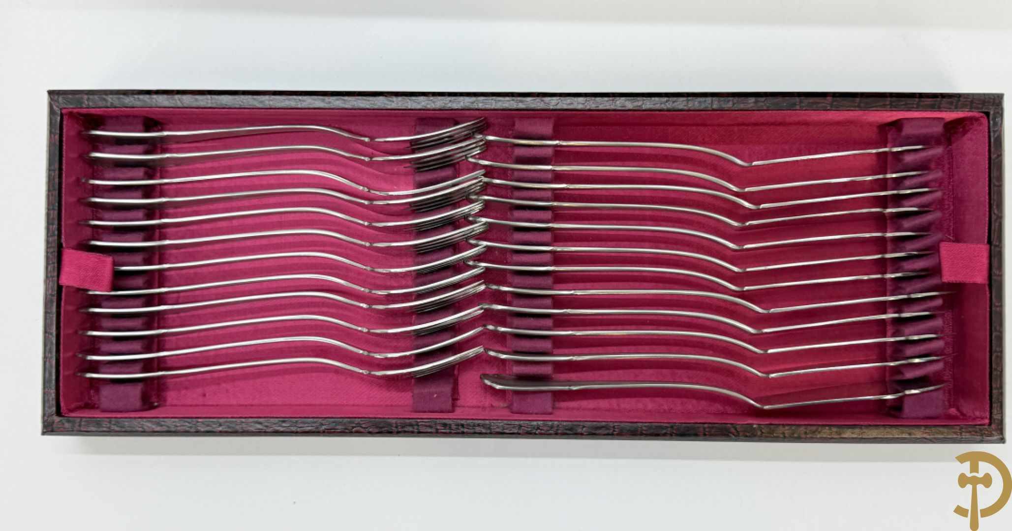 Massief zilveren bestek in koffer, gemerkt AWS 800, bestaande uit 12 vorken, 12 lepels, 12 messen, 12 dessertvorken, 12 dessertlepels, 12 dessertmessen, 12 koffielepels en 12 taartvorkjes + 12 verzilverde  visvorken en vismessen gemerkt Wello + verzilverde soepscheplepel gemerkt Wellner 90