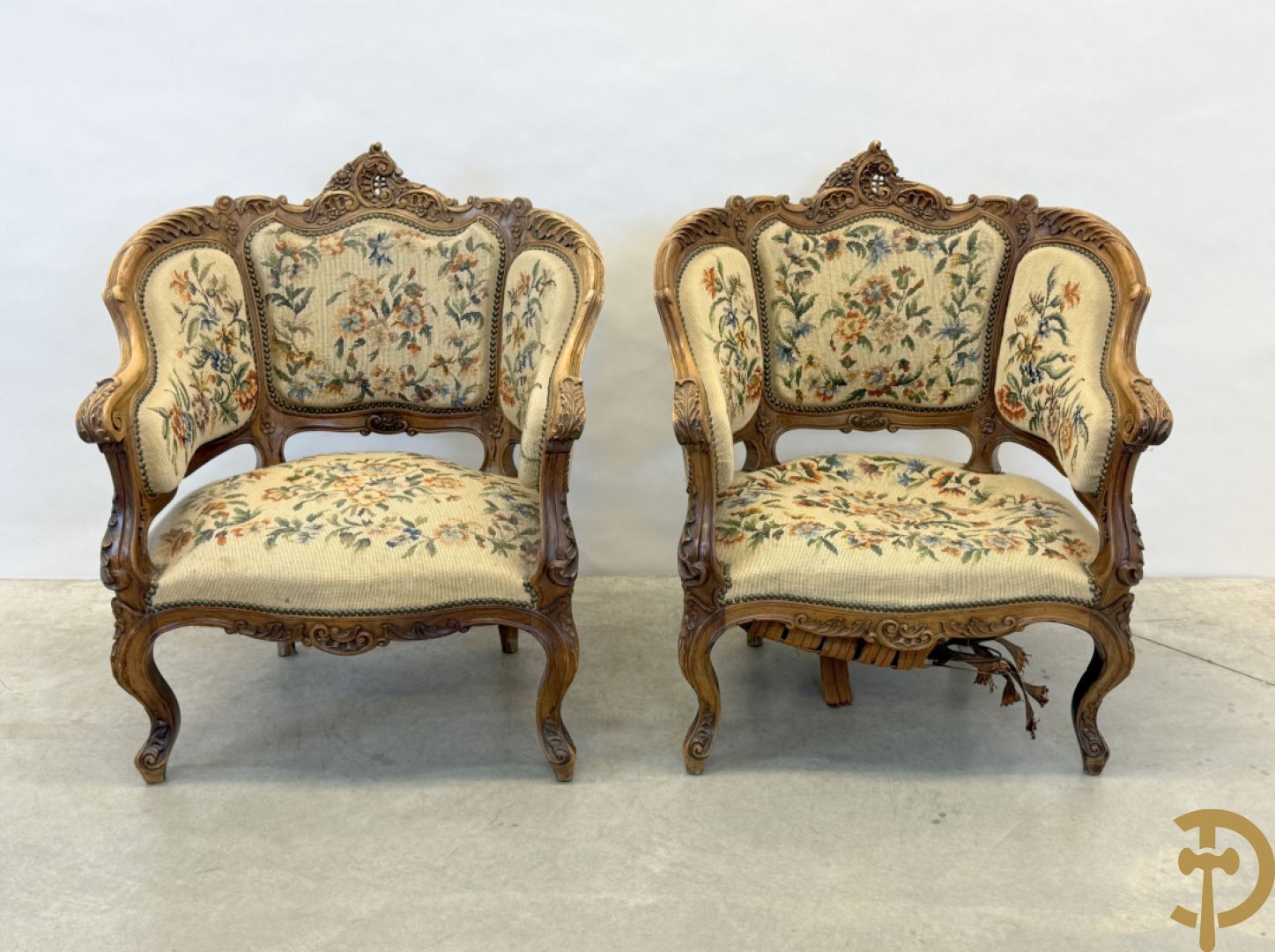 Paar armzetels bezet met petit points + 2 bijhorende stoelen