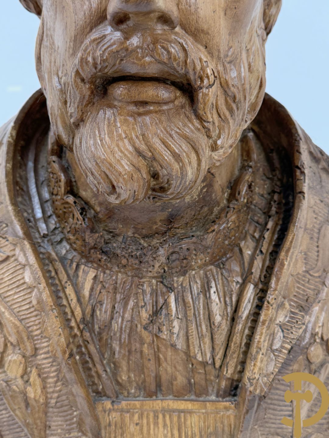 Houtgesculpteerde buste van Sint Elooi