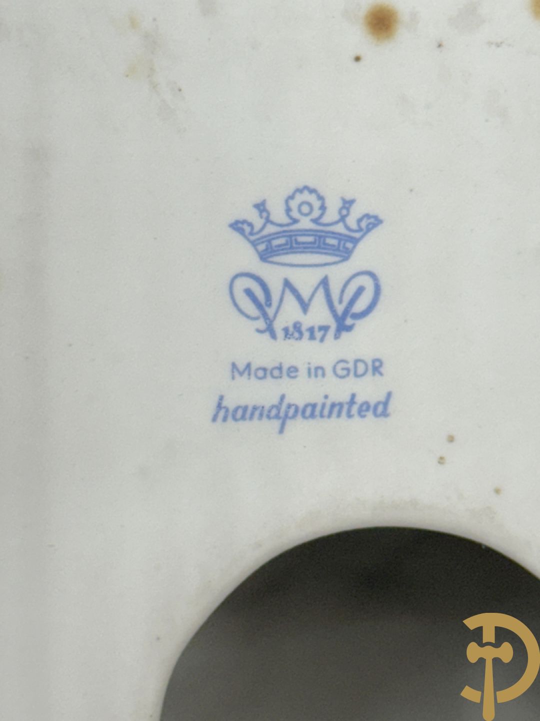 Paar porseleienen consooltjes met cupido