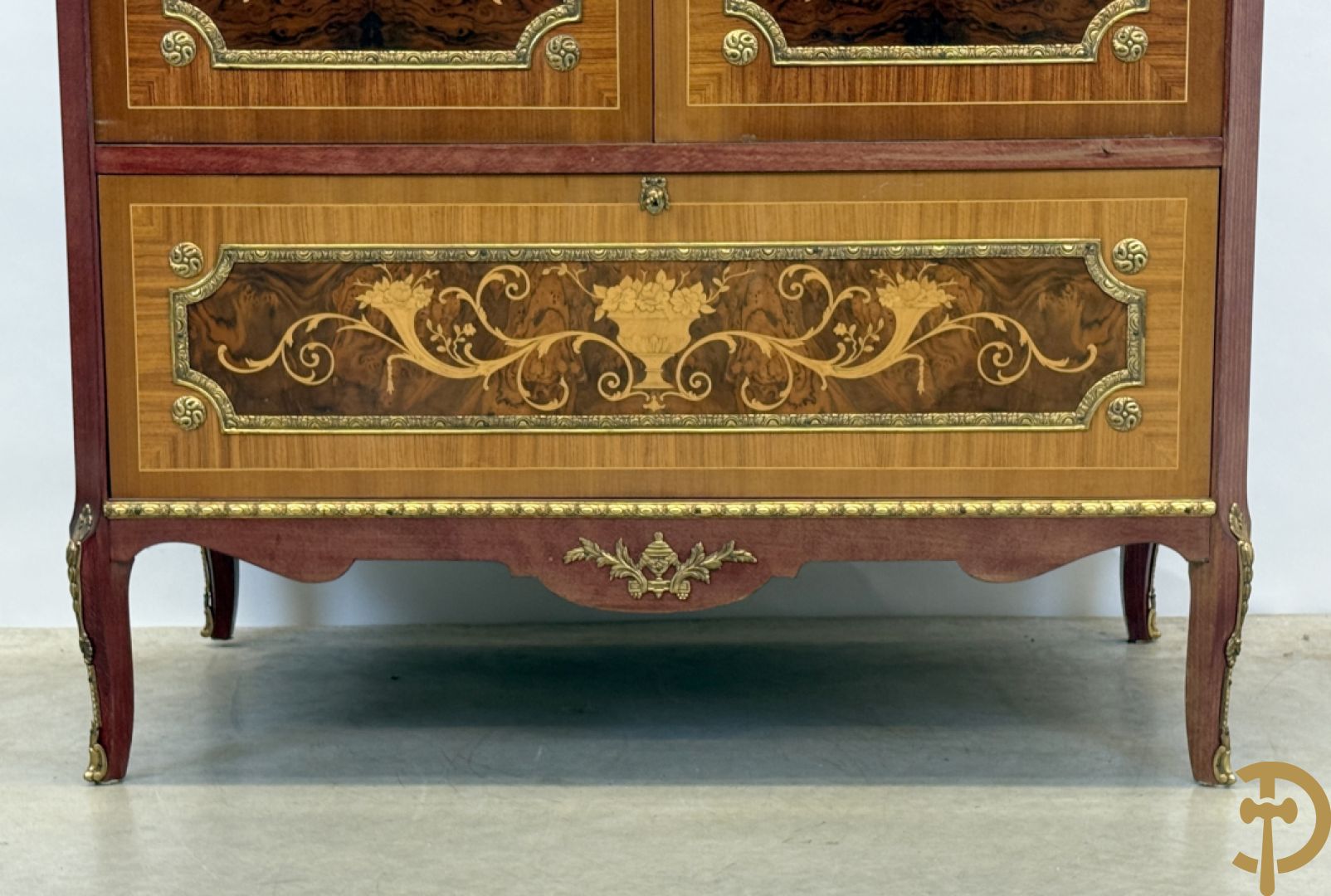 Notelaren TV/barmeubel bezet met bloemenmarquetterie en bronzen ornamenten met porseleinen plakkettes