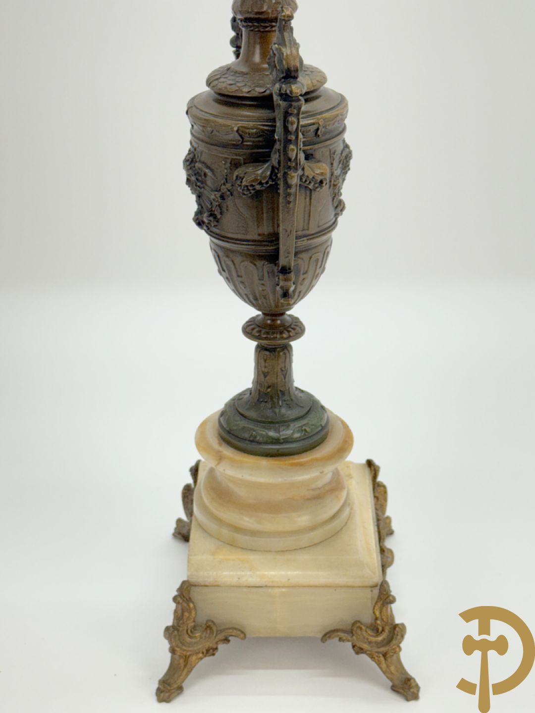 Driedelige zamak garnituur bestaande uit pendule met cupido en dame geflankeerd door paar vijfarmige kandelaars, Bruchon getekend