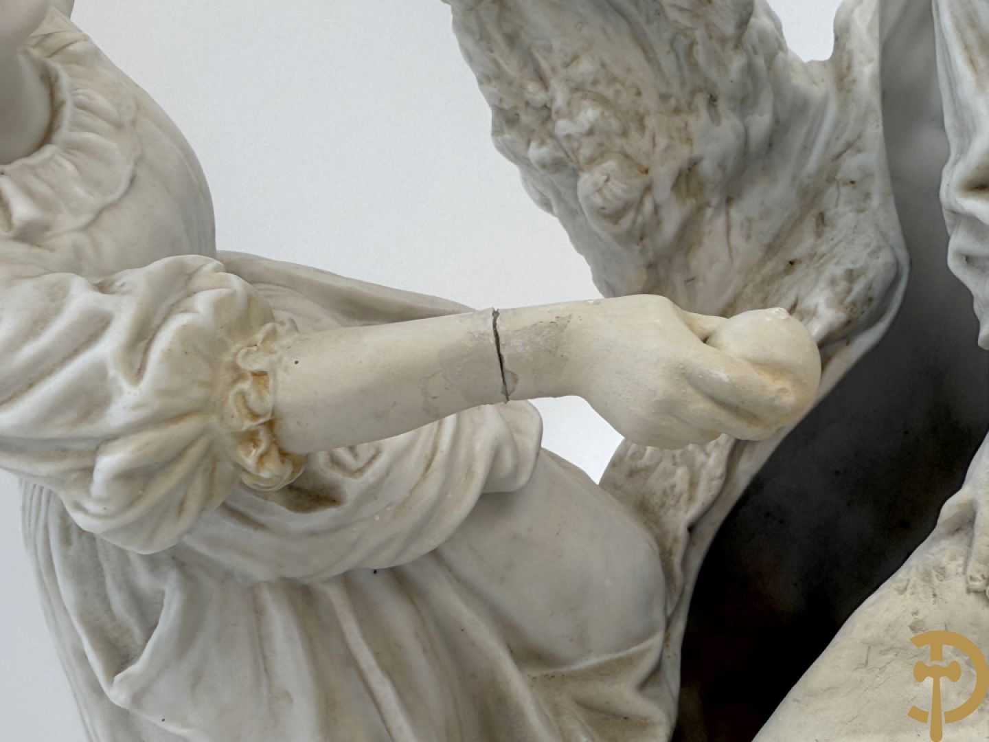 Ongetekend, witte biscuit van jongen en meisje bij boomstronk