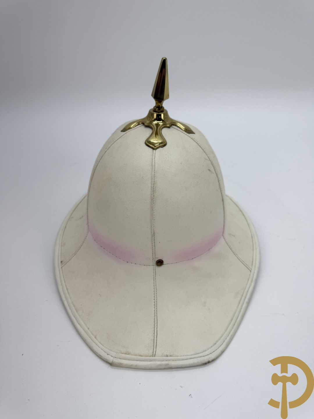 Engelse hoed pitch helm in hoedendoos, Royal Artillerie