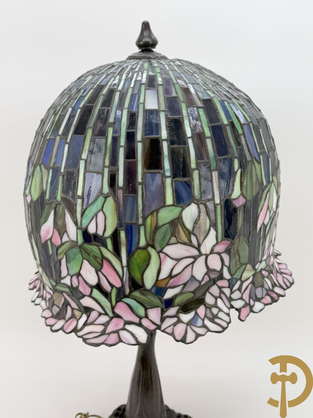 Bronzen tafellampadaire met kap met bloemen, Tiffany stijl