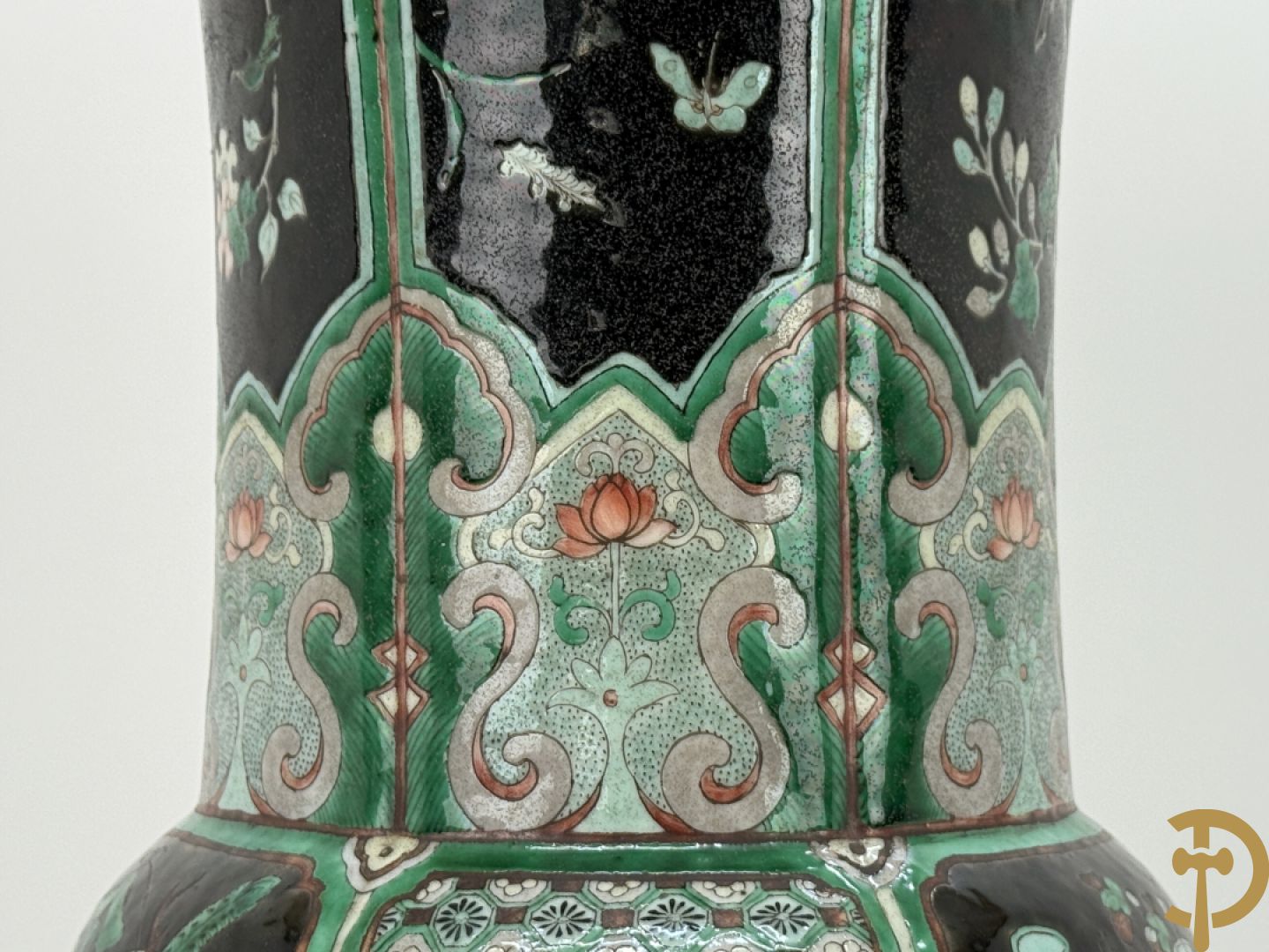 Antieke Chinese Gu vaas met geschenkendecor op zwarte fond