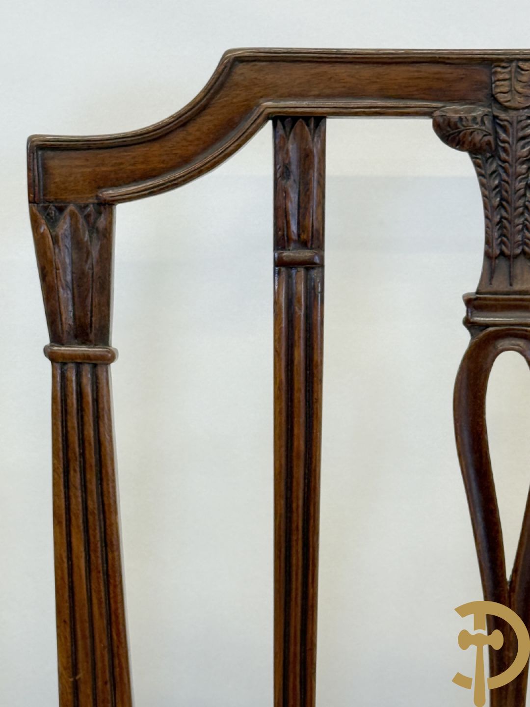 Acht mahoniehouten stoelen met sierlijke motieven in de rug, Georgian Engelse stijl