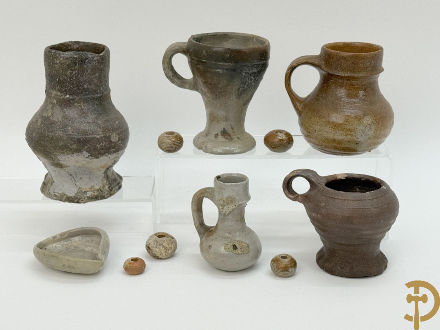 Vijf aardewerken Raeren kruiken + schaaltje