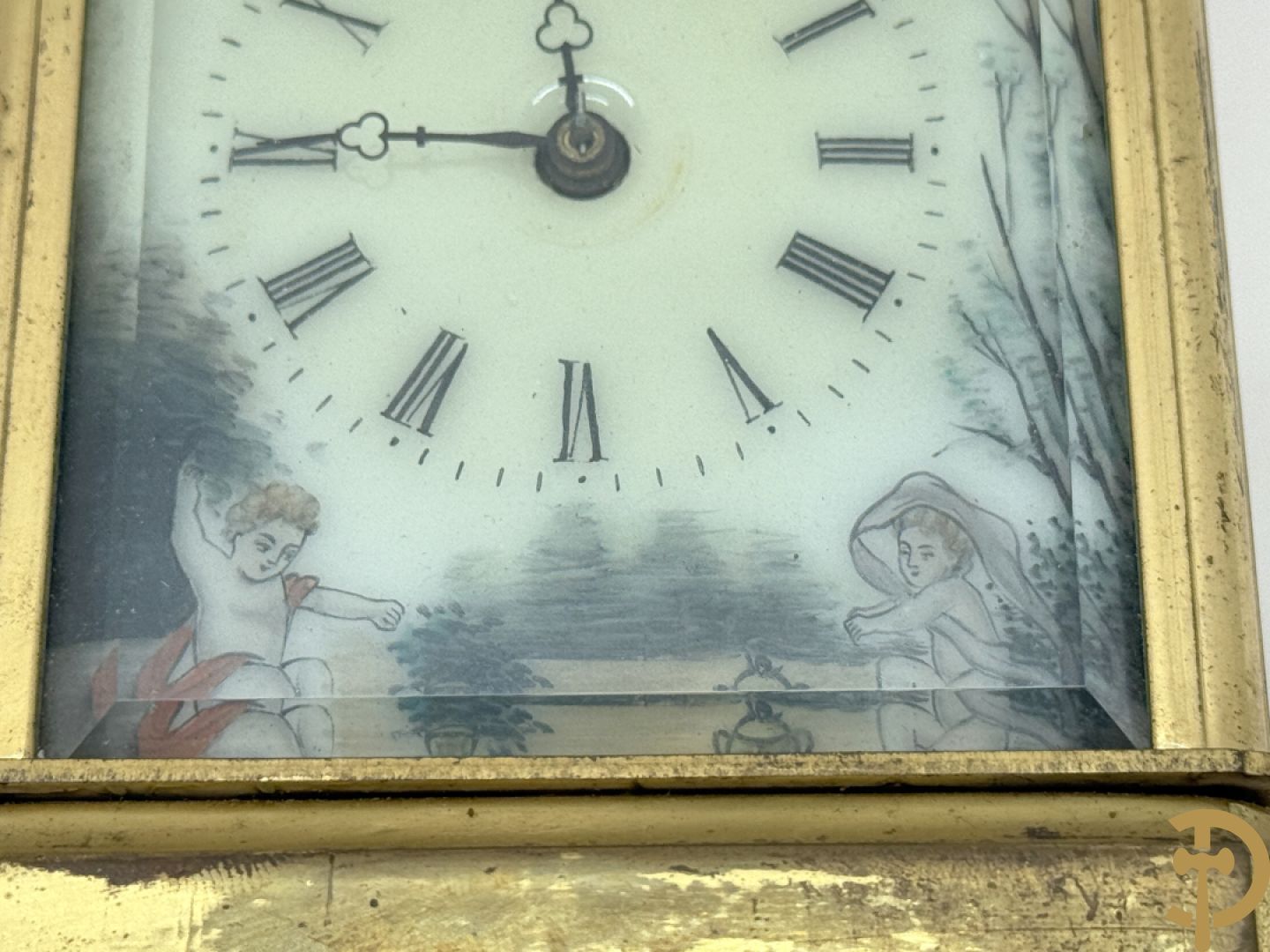 Koperen reiswekker bezet met handbeschilderde porseleinen plakkettes met romantisch decor