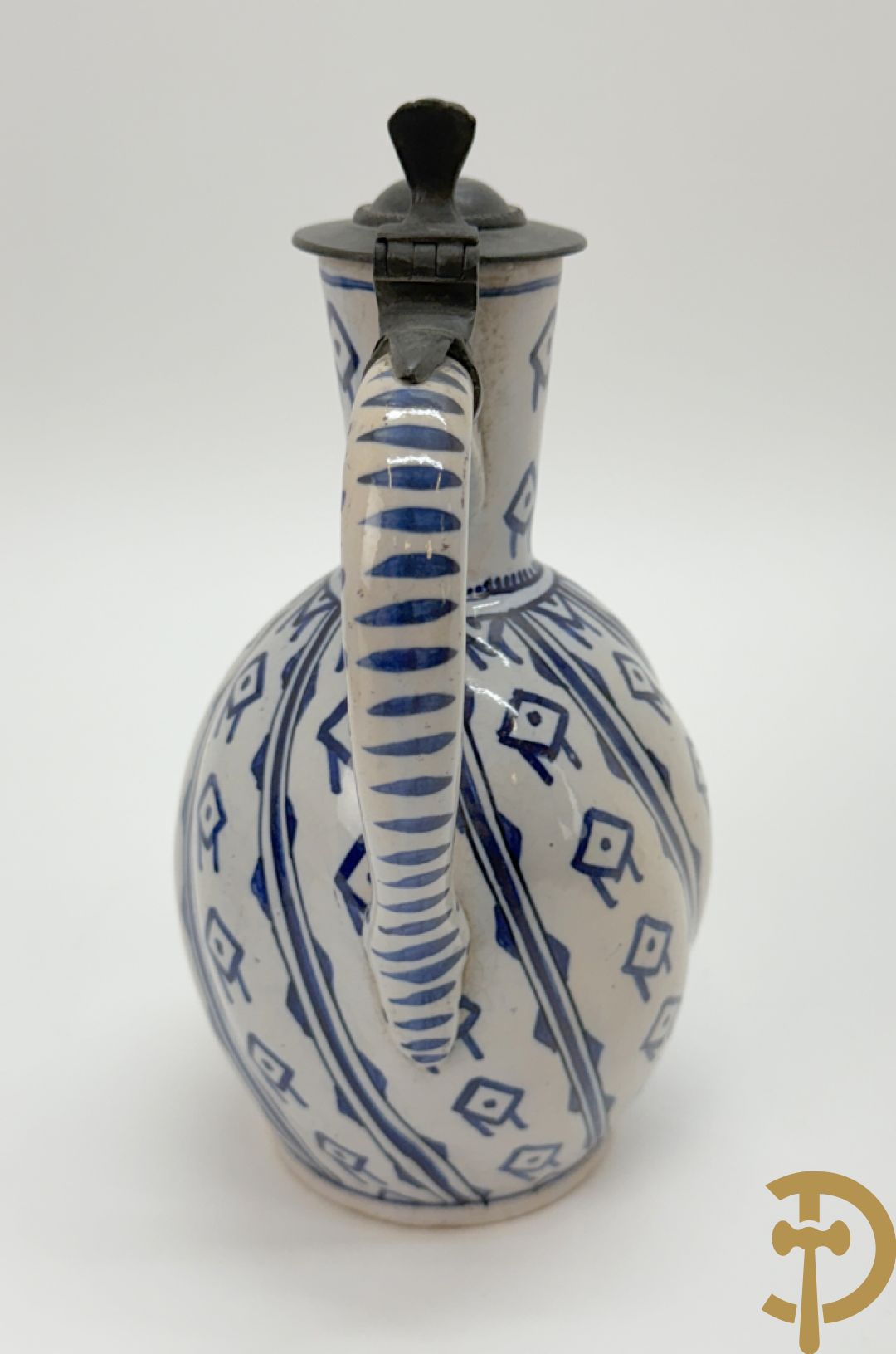 Delftse schenkkan met beschilderd bloemendecor en tinnen deksel + schenkkan in Delftse stijl, gemerkt onderaan BFK 66