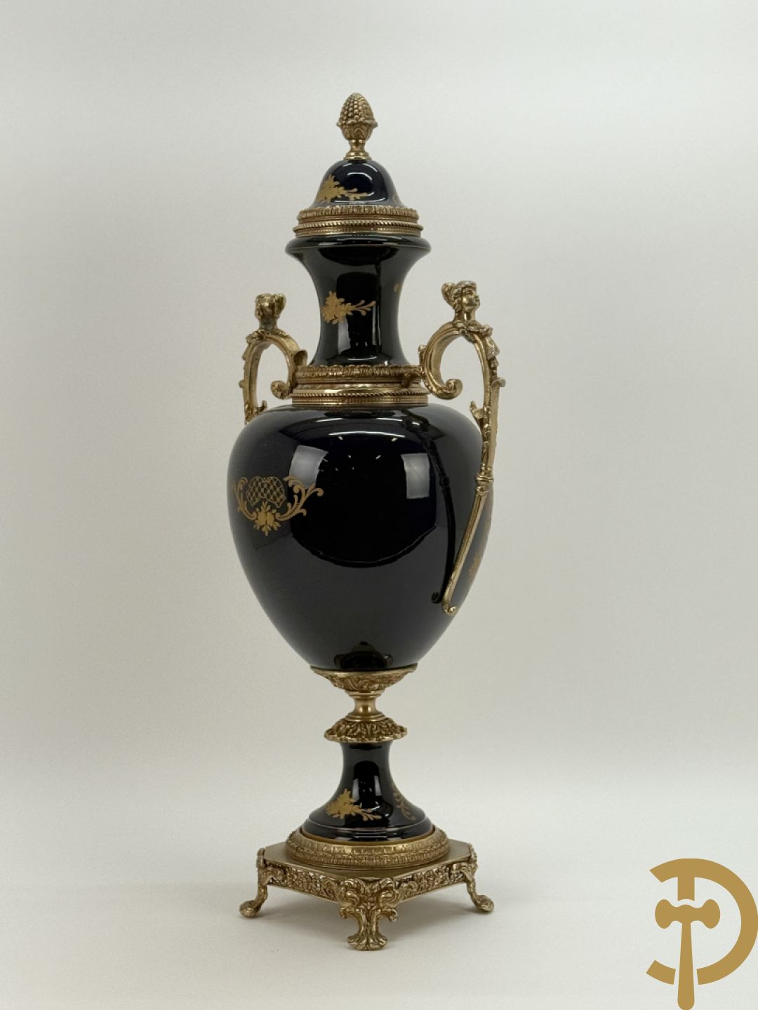 Onleesbaar getekend Sèvres stijl vaas met geanimeerd landschapsdecor en zijdelings met bronzen ornamenten bezet