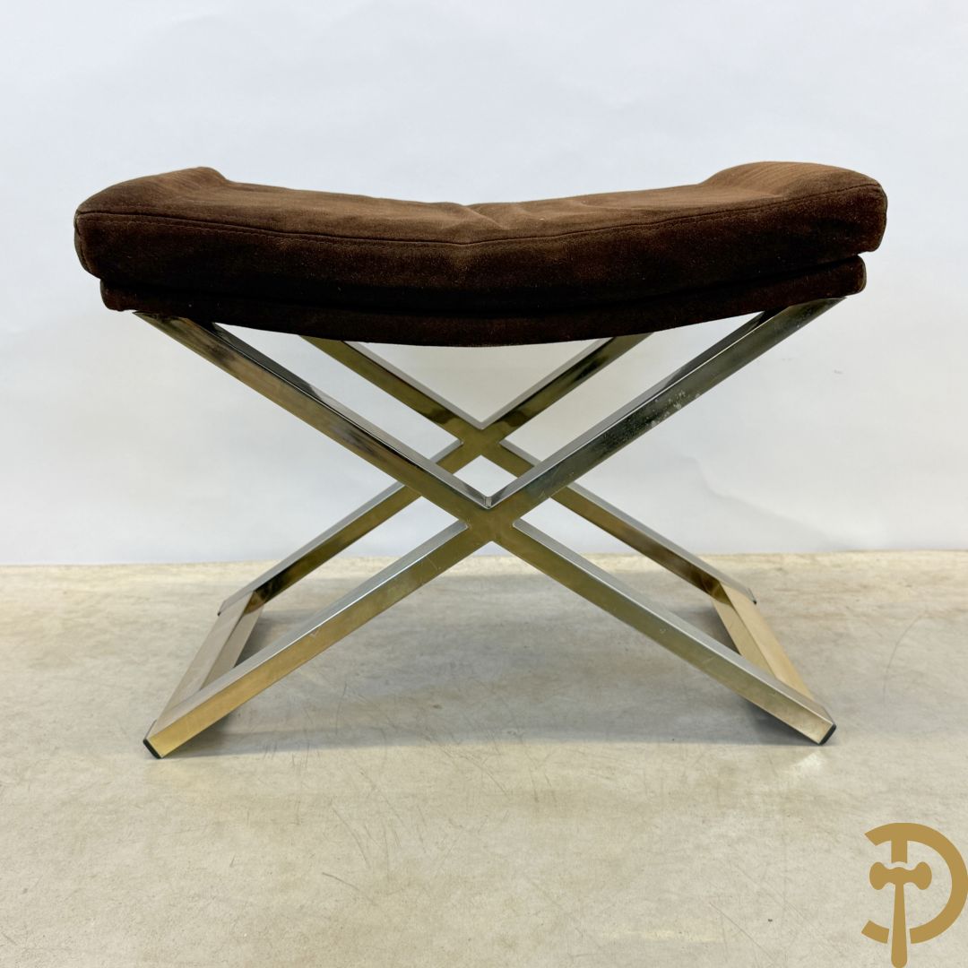 Wortelnotehouten sokkel, Mahay J.C. getekend + poef op koperen onderstel + 3 cigognetafels