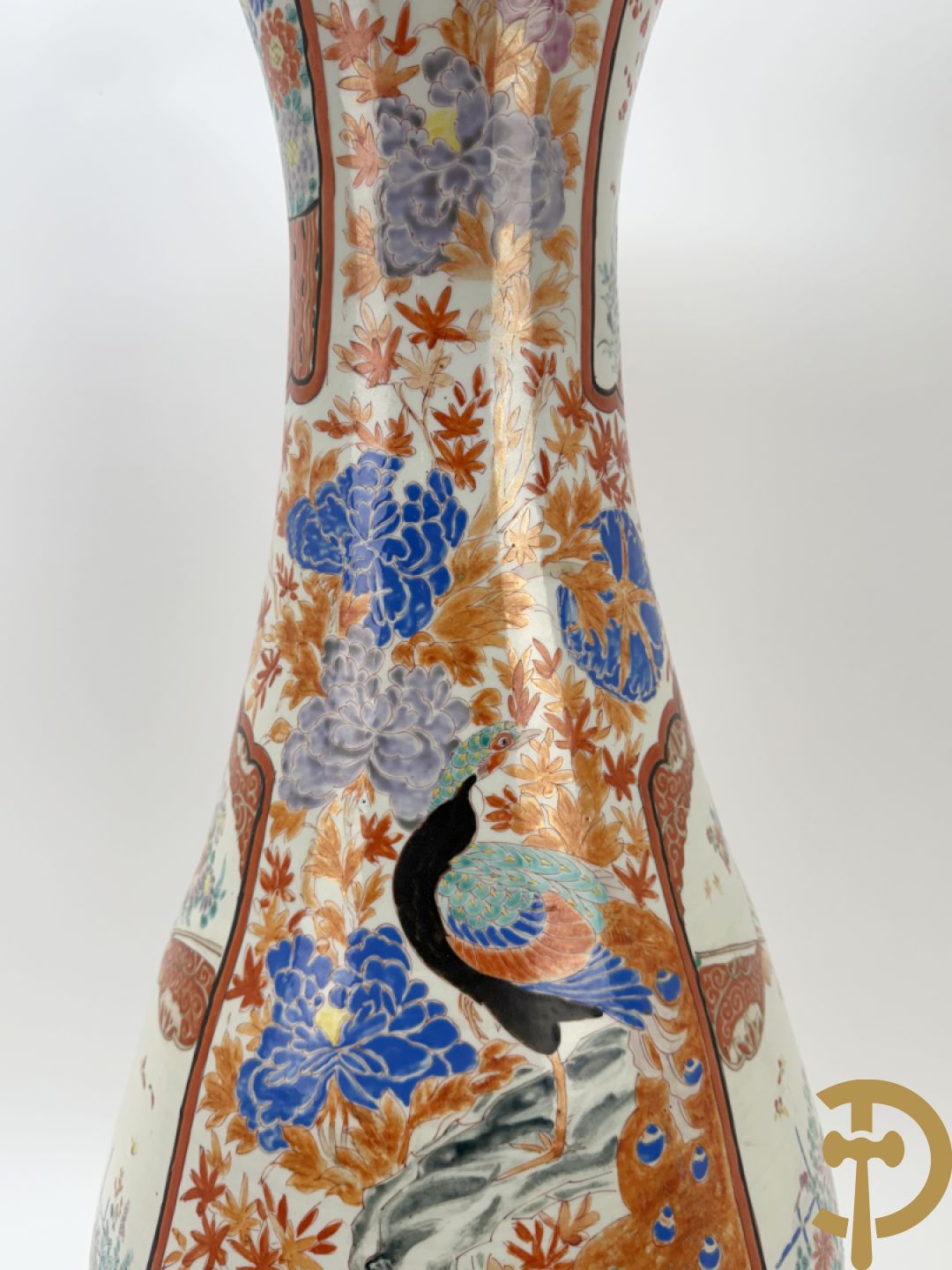 Paar Japanse porseleinen waaiervazen met bloemen en geanimeerd decor