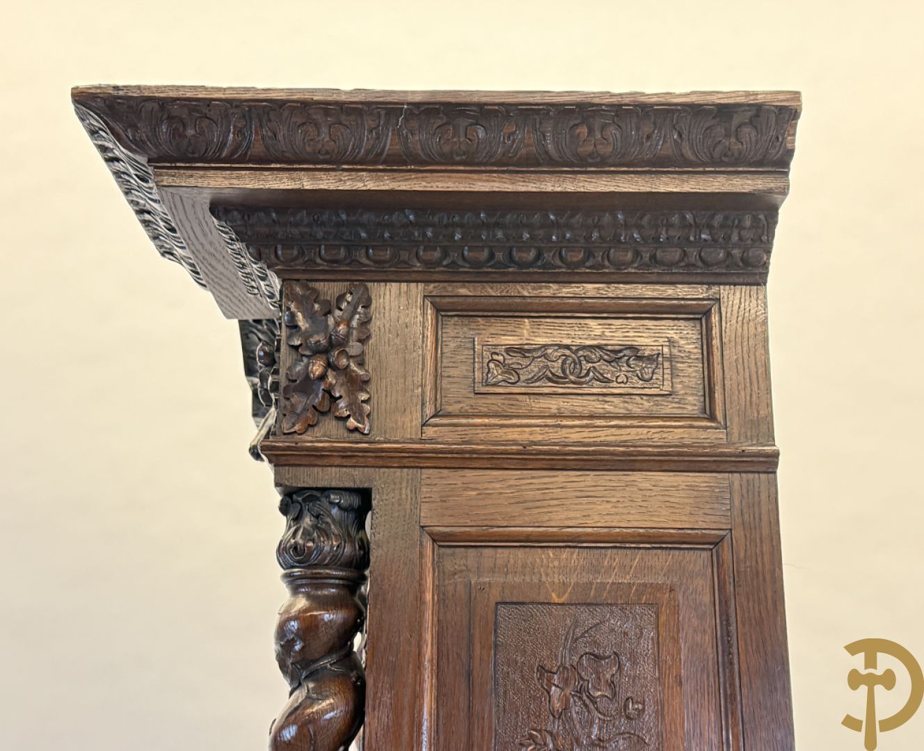 Massief eiken jacht deux-corps, bovenaan met vitrine, zijdelings met getorste zuilen, onderaan met sculptuur van everzwijn en eikebladranken