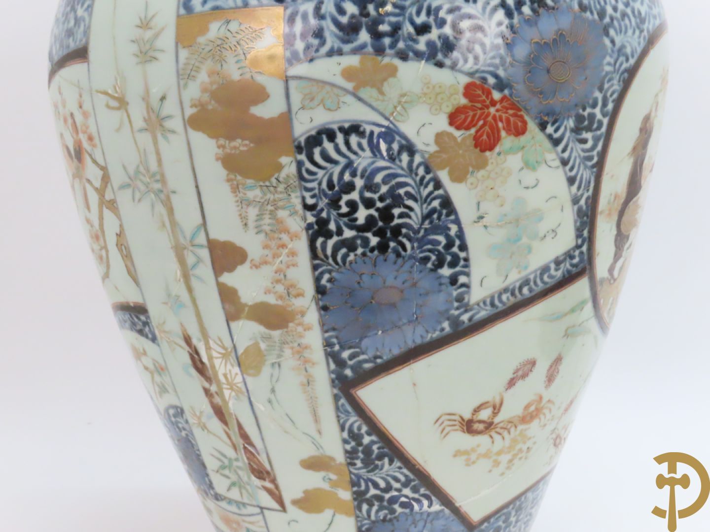 Grote Japanse Imari dekselpotiche bezet met fo hond en natuurtaferelen