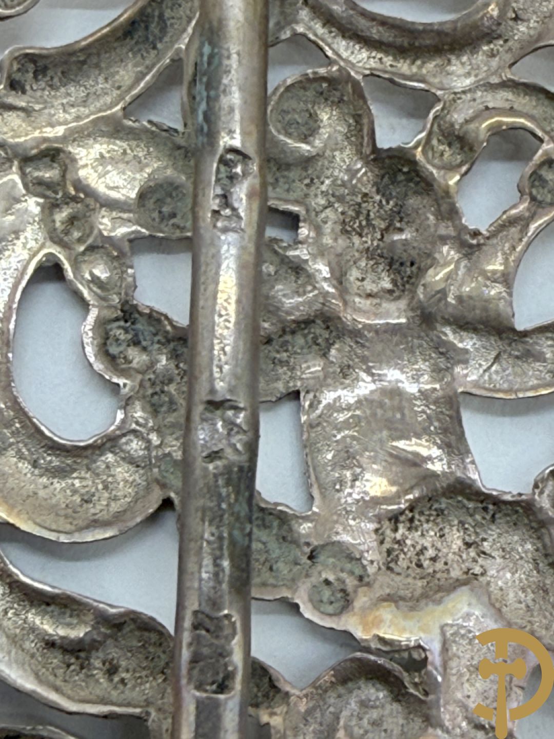 Lot massief zilver w.o. 2 geajoureerd riemboekels waarvan 1 met email bewerkt, geajoureerde centuurhouder met cupido