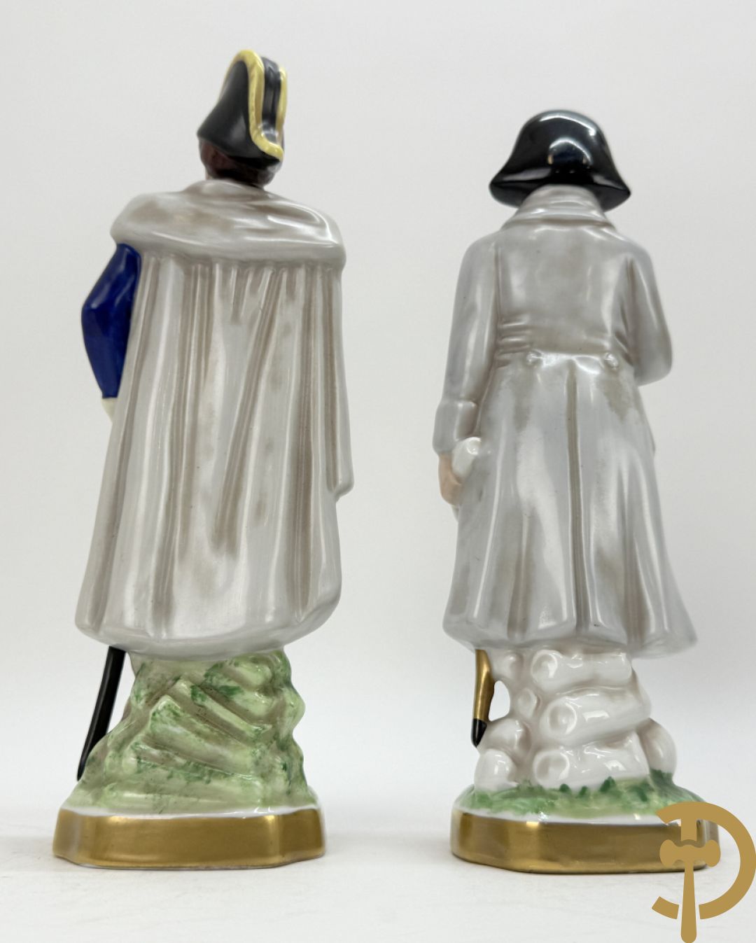 Porseleinen Napoleonistische figuren w.o. Napoleon te paard, 2 officieren, staande Napoleon en 4 kleine figuren