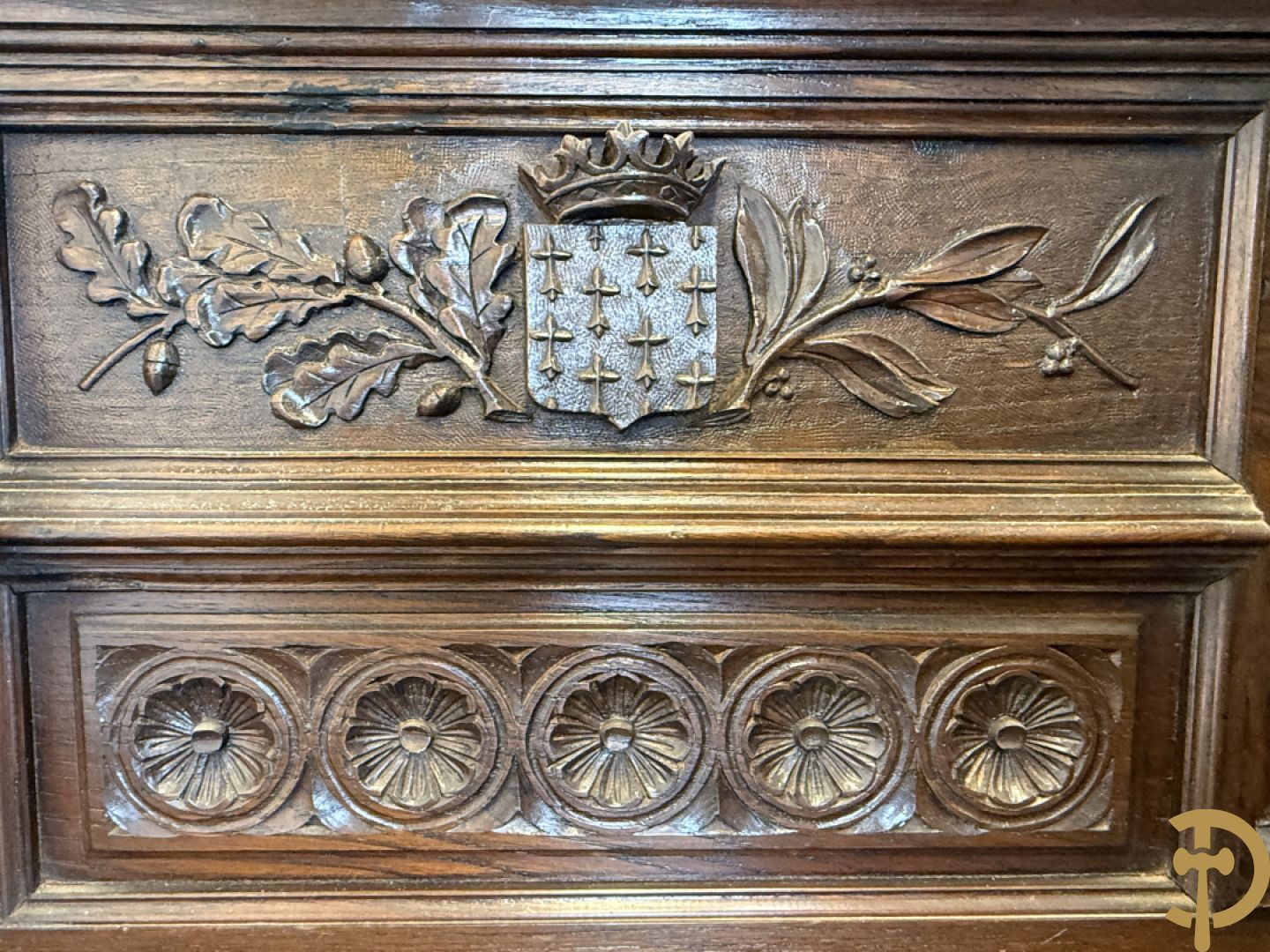 Massief eiken Bretoense eetkamer bestaande uit buffet met 3 deuren boven, 2 deuren onder, lades midden en gesculpteerde geanimeerde scènes + desserte + uittrekbare tafel + 6 stoelen + extra allonge