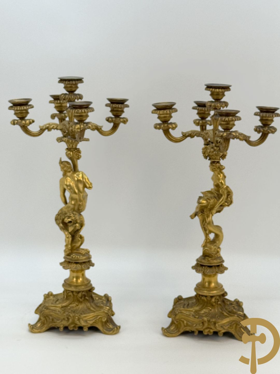 Paar bronzen kandelaars met sater en naakte dame, versierd met accanthusranken en dierenmotieven