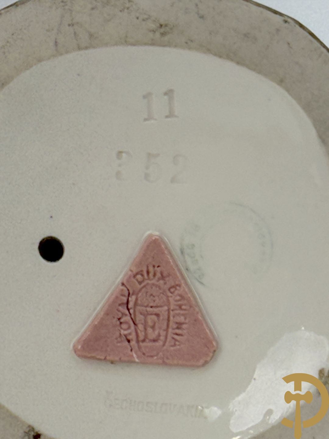 Herderspaar met ram in Royal Dux, onderaan gemerkt 351 en 352