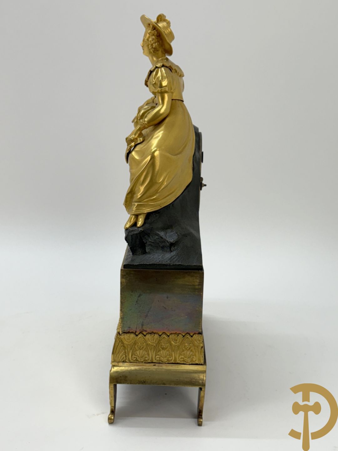 Vergulde pendule met liggende dame en wijzerplaat in blauw email, Charles X