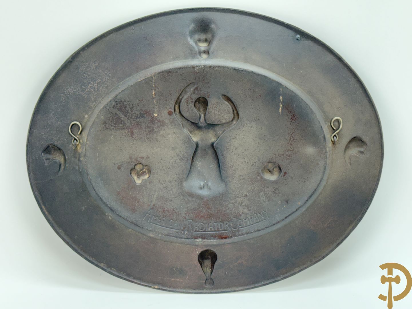 Metalen ovale schotel met dame omgeven door bloemen en accanthusranken, achteraan getekend American Radiator Cie