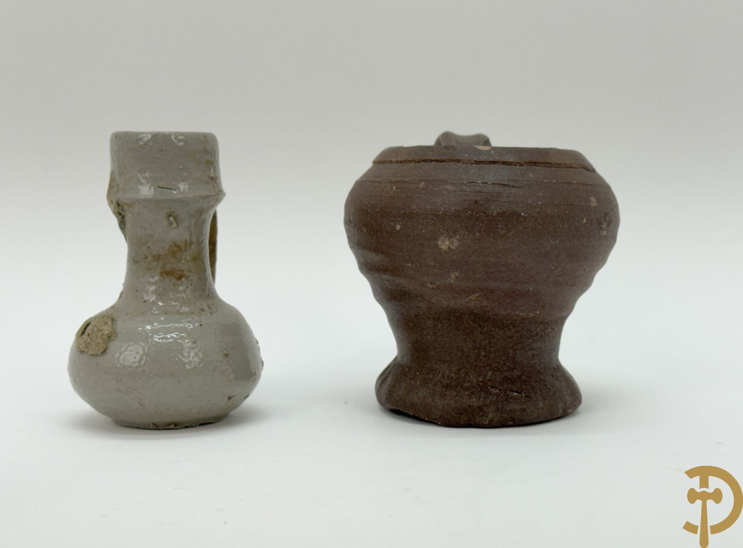 Vijf aardewerken Raeren kruiken + schaaltje