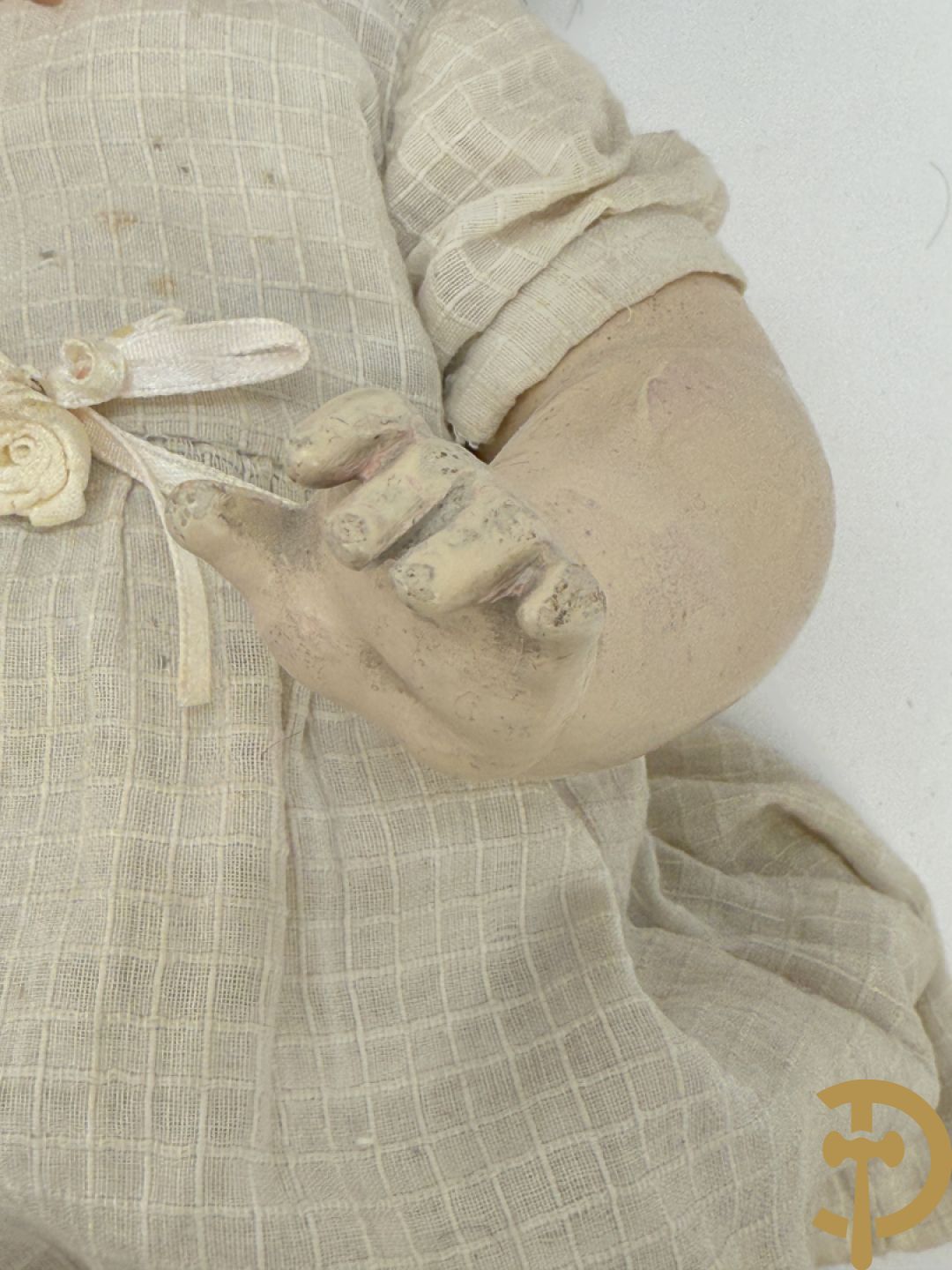 Oude pop met papier maché ledematen, gemerkt K R36/.728 + oude pop met papier maché ledematen en kantelbare oogjes + oude pop in papier maché, gemerkt Unis France 301 + oude pop in papier maché, onleesbaar gemerkt + hedendaagse pop met porseleinen ledematen + losse kleertjes