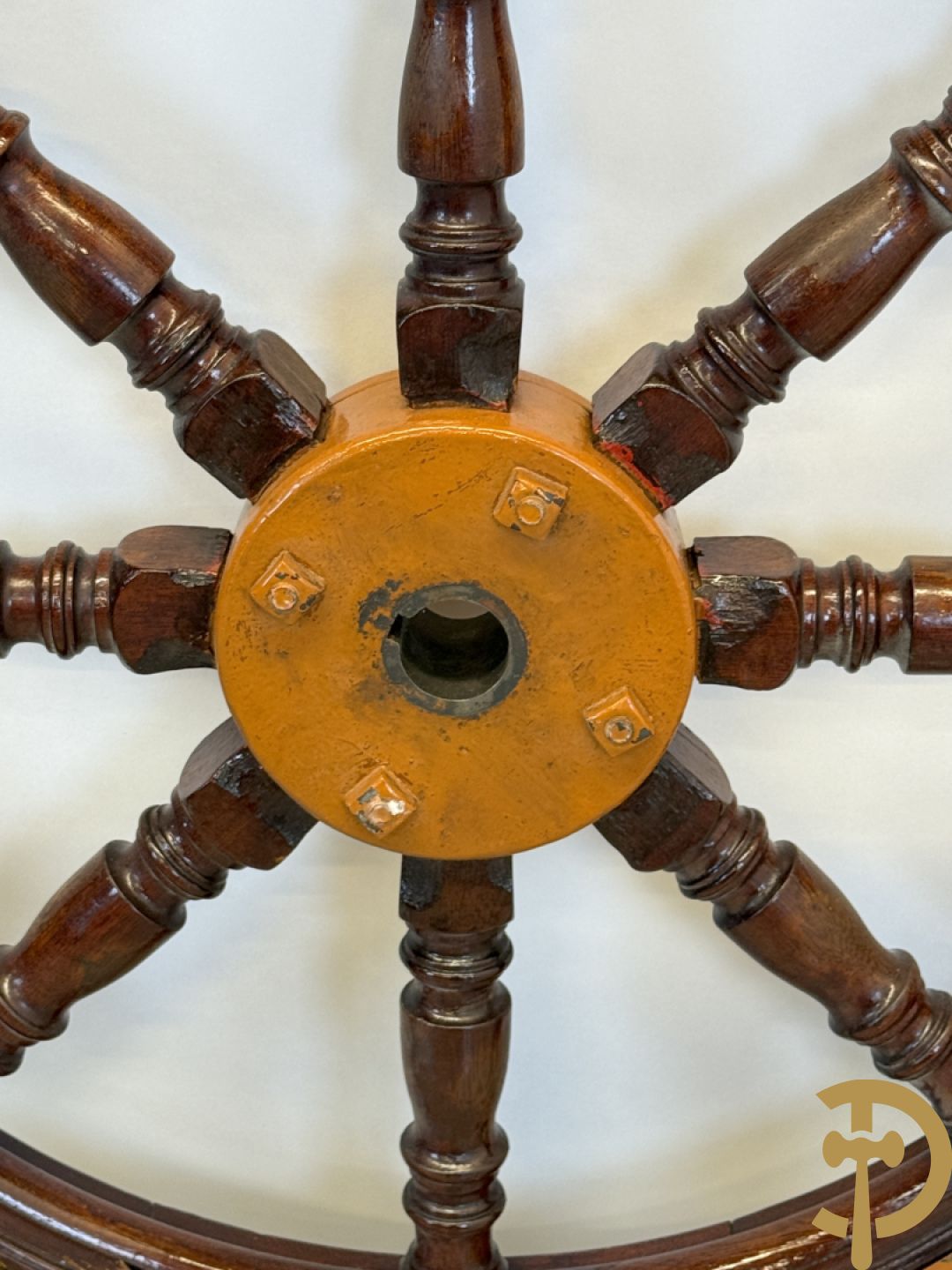 Antiek stuurwiel met ballusters
