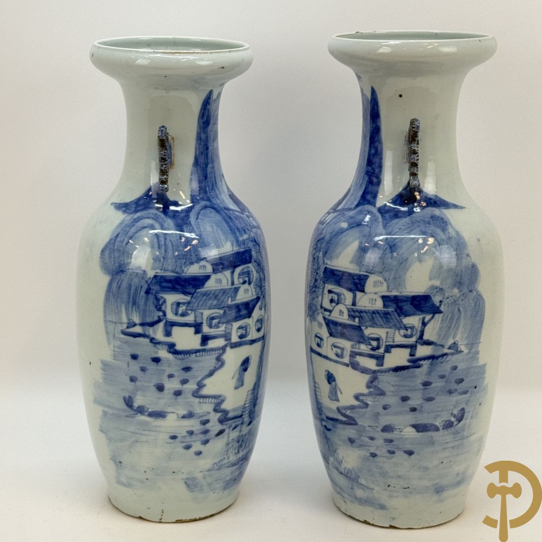 Paar Chinese blauw/wit vazen met geanimeerd huizendecor