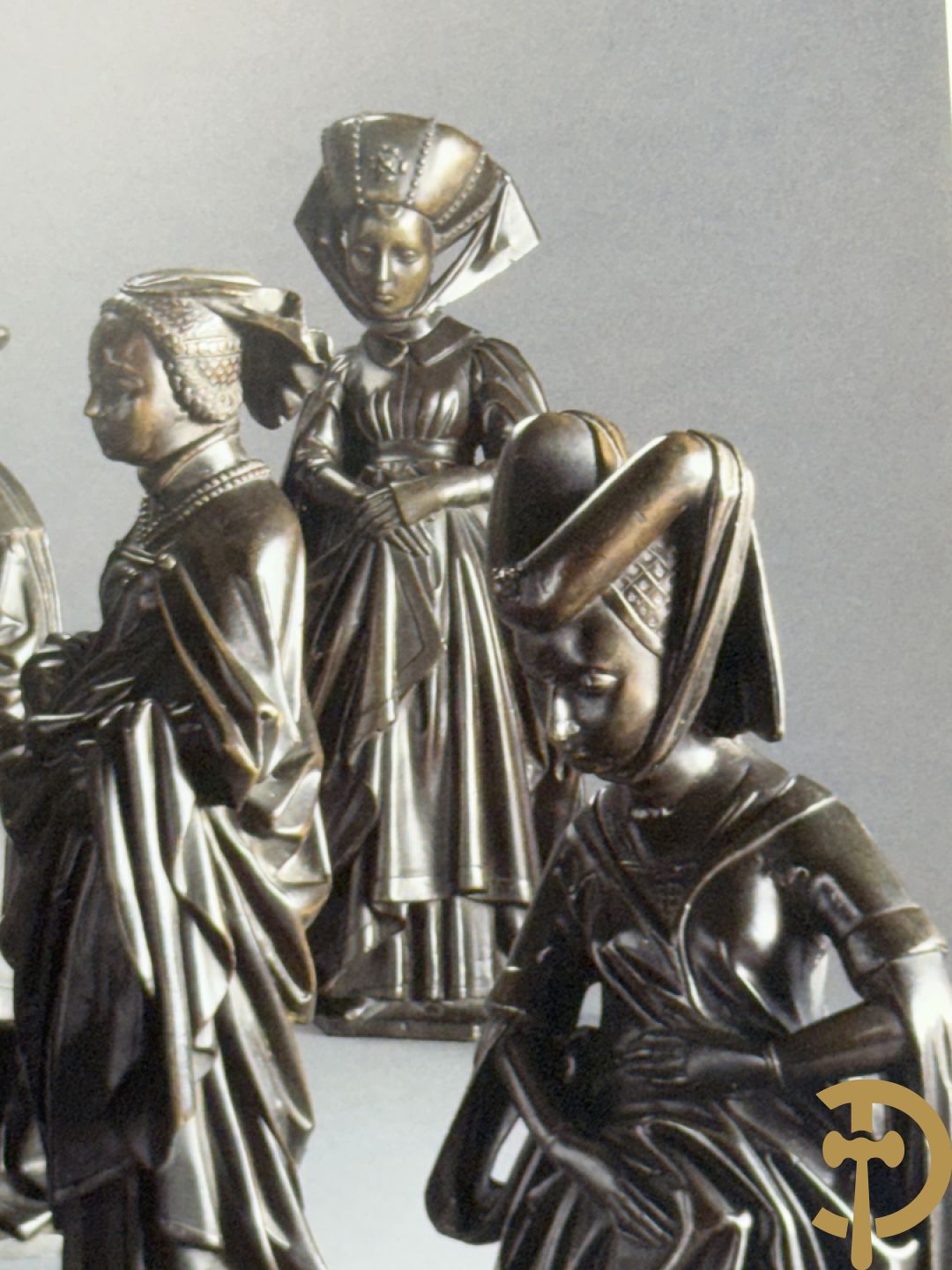 Houtgesculpteerd beeld van dame Pleurans